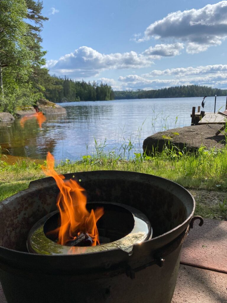 Kuva tulesta järven rannalla.
